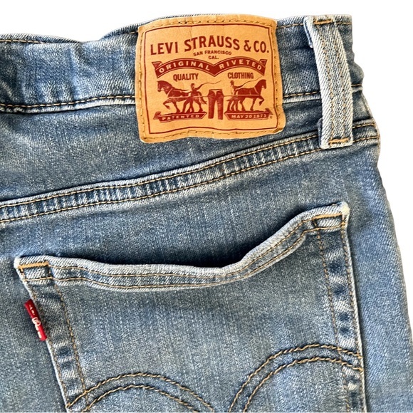 Levi’s Hi-rise Shorts med blue wash size 30 Waist with 11” rise jean shorts. - Picture 5 of 9